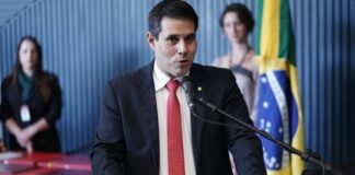 Lei defende que garis, carteiros, motoristas e jornalistas tenham prioridade de vacinação