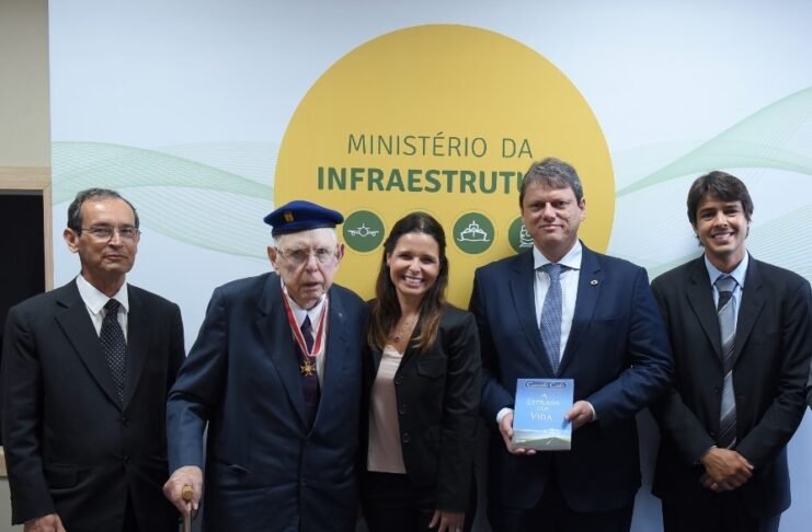 Ministro surpreende empresário capixaba de 97 anos com homenagem em Brasília