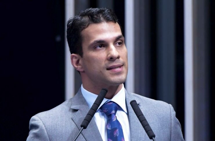 Modelo diz à polícia que foi estuprada por senador, que nega