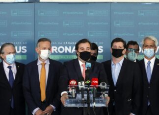 Estratégia de Maia de não definir candidato amarra sucessão na Câmara