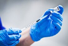 “Mesmo vacinada a pessoa pode transmitir o vírus”, diz imunologista