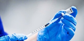 “Mesmo vacinada a pessoa pode transmitir o vírus”, diz imunologista