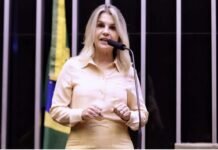 Deputada bolsonarista tomou 2 doses da vacina e admite que trabalha como médica no mesmo horário da Câmara. Recebe 2 salários