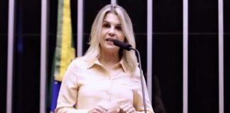 Deputada bolsonarista tomou 2 doses da vacina e admite que trabalha como médica no mesmo horário da Câmara. Recebe 2 salários