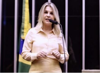 Deputada bolsonarista tomou 2 doses da vacina e admite que trabalha como médica no mesmo horário da Câmara. Recebe 2 salários