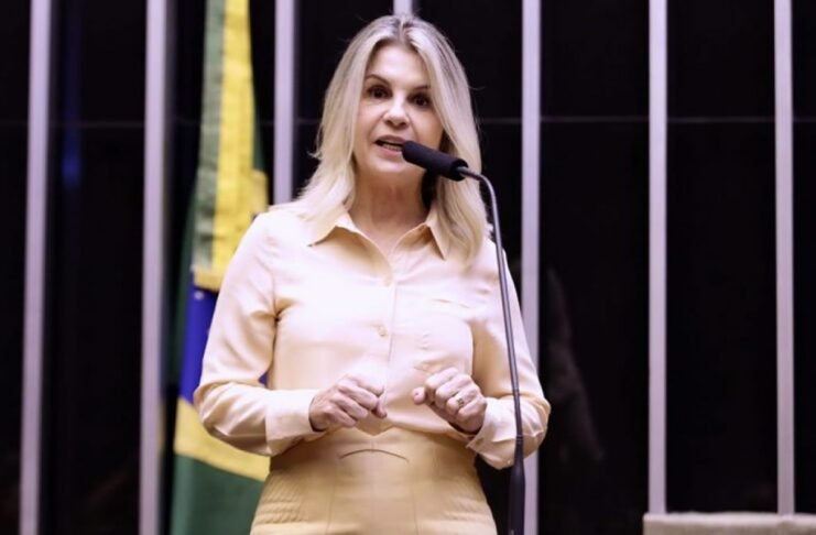 Deputada bolsonarista tomou 2 doses da vacina e admite que trabalha como médica no mesmo horário da Câmara. Recebe 2 salários