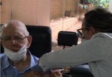 Ex-deputado recebe vacina e compara pandemia a II Guerra Mundial