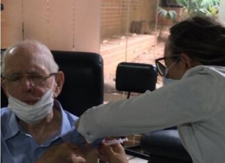 Ex-deputado recebe vacina e compara pandemia a II Guerra Mundial