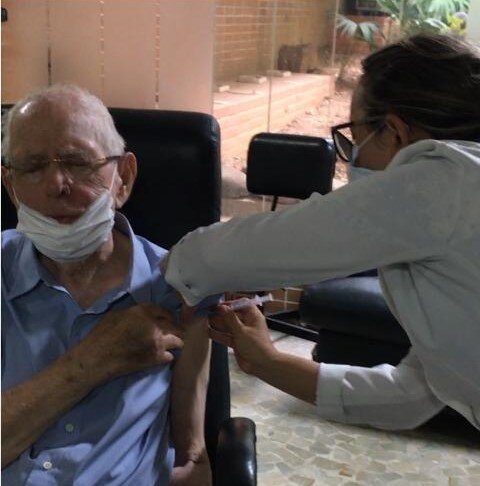 Ex-deputado recebe vacina e compara pandemia a II Guerra Mundial