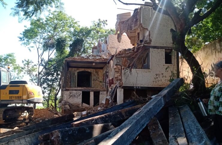 Demolido em Guarapari casarão que serviu clandestinamente ao Dops