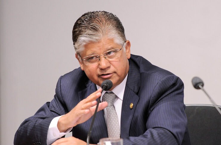 Empresários de transporte furam fila e tomam vacina por 600 reais