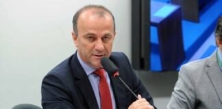 Reforma de Bolsonaro visou sua blindagem, não combater a pandemia, diz deputado