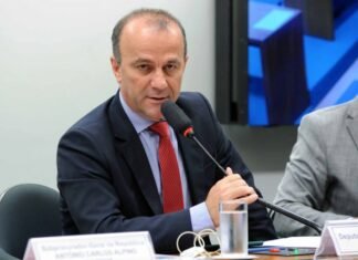 Reforma de Bolsonaro visou sua blindagem, não combater a pandemia, diz deputado