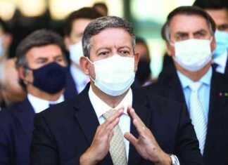 Presidente da Câmara foge da pressão para abrir processo contra Bolsonaro