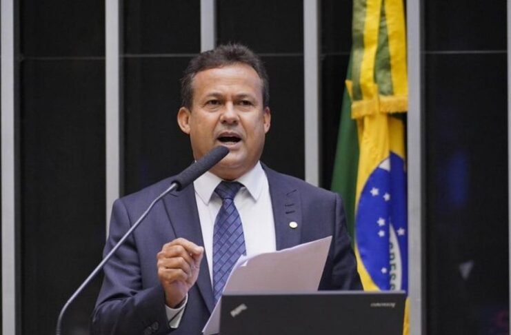 Deputado critica ministro do STF por proibir ações da polícia nas favelas do Rio