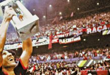 Um rei de preto e vermelho