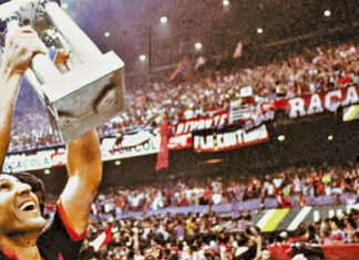 Um rei de preto e vermelho