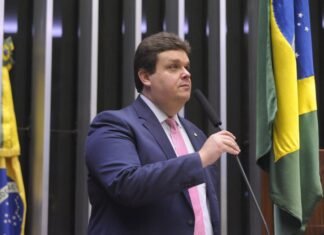 Câmara aprova projeto que altera regras de votação e reprime oposição