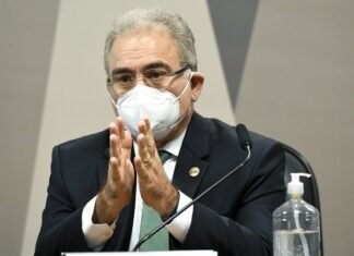 Ministro ‘vaselina’: Queiroga evita responsabilizar governo pelo descontrole da pandemia