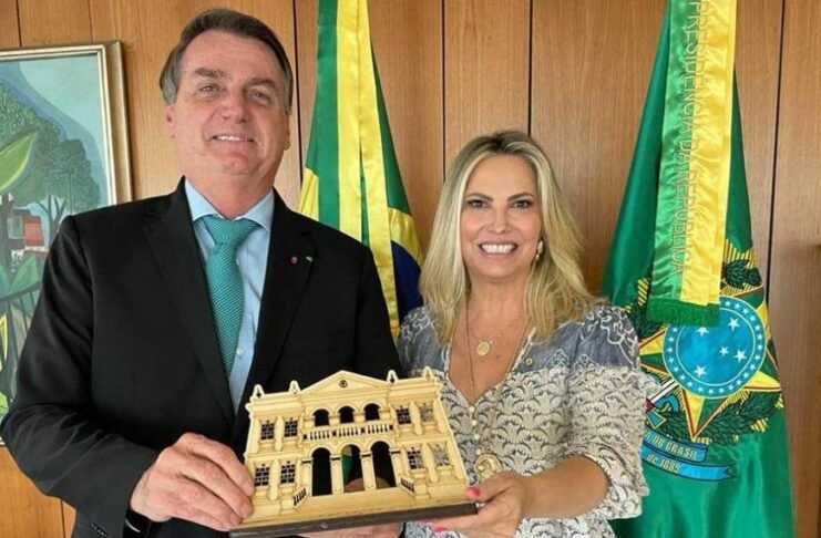 Mulher de líder do governo Bolsonaro ganha cargo de R$ 25 mil na Itaipu