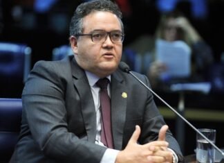 Senador bolsonarista leva rasteira do governo e reage com pedido de CPI