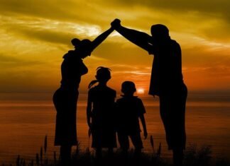 Senado aprova projeto para premiar e incentivar a adoção tardia