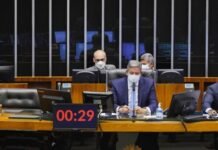 Deputados aprovam privatização da Eletrobras, apesar dos protestos