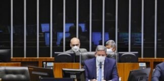 Deputados aprovam privatização da Eletrobras, apesar dos protestos