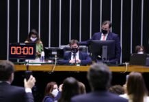 Pandemia: Câmara aprova lei que permite quebrar patente e produzir vacinas e remédios