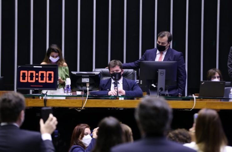 Pandemia: Câmara aprova lei que permite quebrar patente e produzir vacinas e remédios