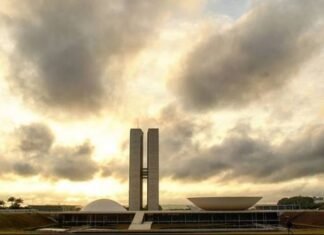 Câmara em recesso, deputados mergulham na campanha