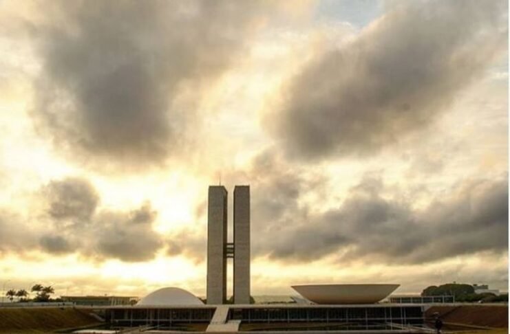 Câmara em recesso, deputados mergulham na campanha