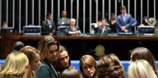 Lei garante 30% das cadeiras do Parlamento para as mulheres