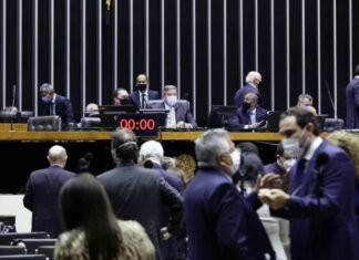 Voto impresso: Deputados que votaram contra partido podem ser punidos