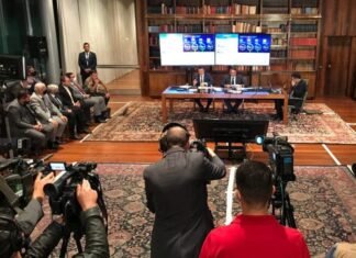 TSE investiga Bolsonaro por uso de tv pública para lives eleitorais