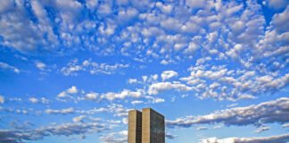 Salário de deputados e senadores vai aumentar de R$ 33,7 para R$ 46,3 mil, em 4 anos