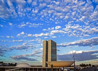 Gastos de deputados não reduziram na pandemia, pelo contrário. Mulheres gastaram mais