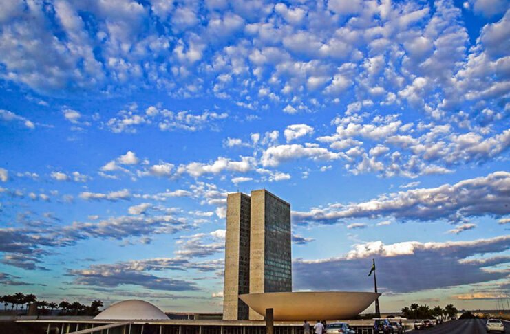 Gastos de deputados não reduziram na pandemia, pelo contrário. Mulheres gastaram mais