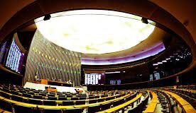 Câmara volta aos trabalhos presenciais dia 25. Mas deputados podem ficar em casa