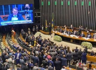 Partido de Bolsonaro lidera derrubada de veto a fundo eleitoral de R$ 5,7 bilhões