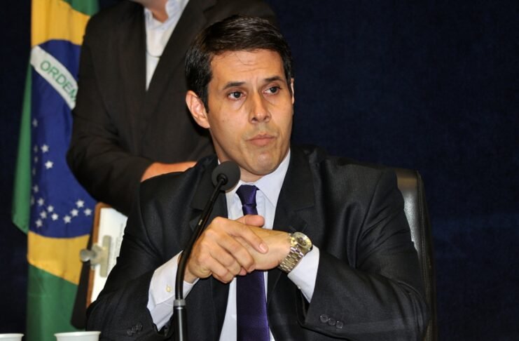 Deputado mais votado não fez sequer um pronunciamento em 3 anos de mandato