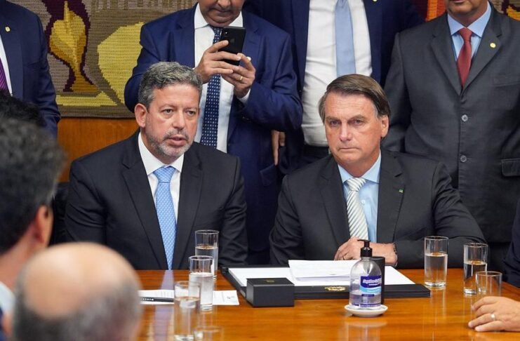 Eleição: Sobrevivência política faz Bolsonaro perder apoio no Congresso