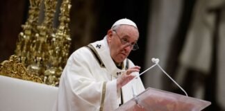 Papa critica casais que preferem adotar cães e gatos a crianças abandonadas