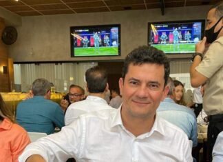 Moro aprova a moqueca capixaba e diz que voltará ao ES antes da eleição