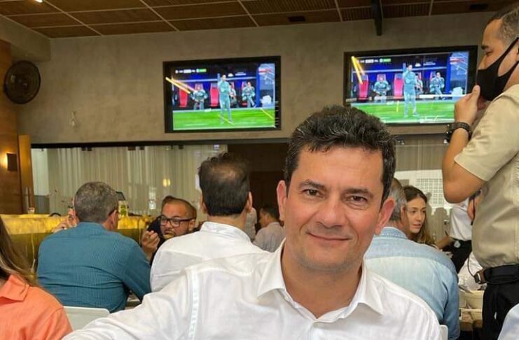 Moro aprova a moqueca capixaba e diz que voltará ao ES antes da eleição