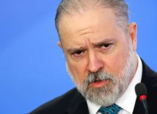 Aras montou ofensiva para blindar Bolsonaro de impeachment, diz livro