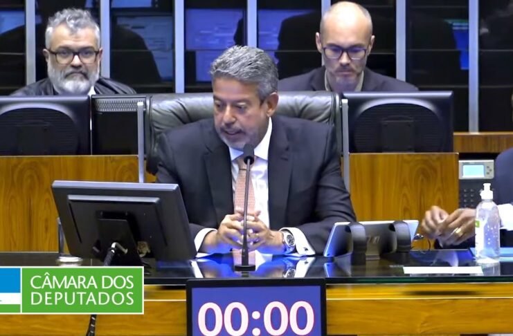 Câmara alivia vida dos derrotados; dispensa presença até fim do mandato