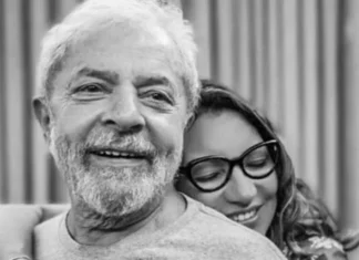 “Fui ver Chico Buarque jogando futebol e conheci Lula”, diz Janja