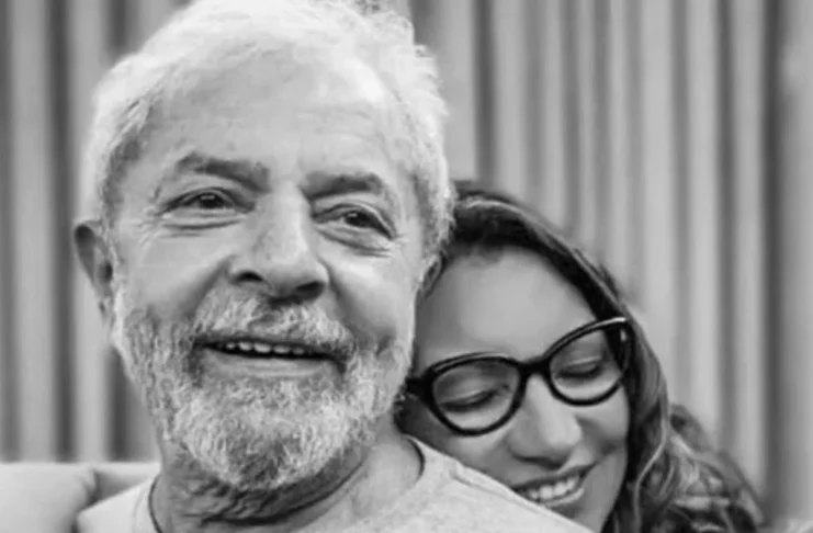 “Fui ver Chico Buarque jogando futebol e conheci Lula”, diz Janja