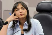 Senadora muda de partido só para ser líder de bancada